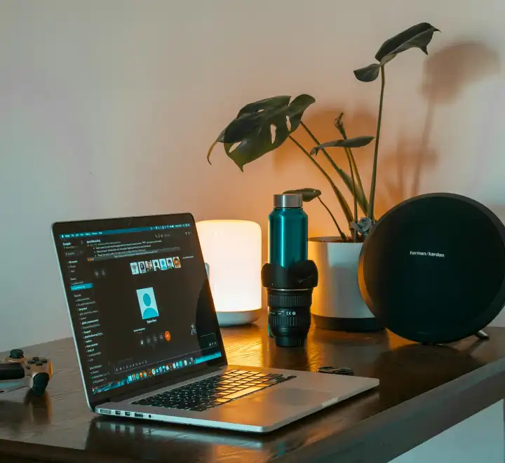 Робочий стіл з ноутбуком та блокнотом